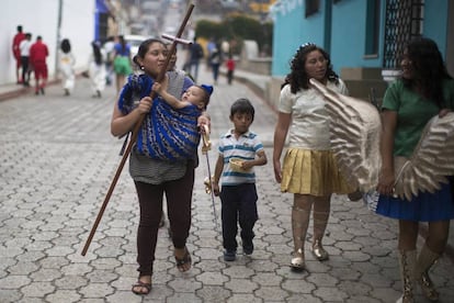 Una mujer lleva a su bebé por la Ciudad Vieja, Guatemala,