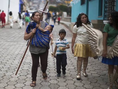 Una mujer lleva a su beb&eacute; por la Ciudad Vieja, Guatemala, 