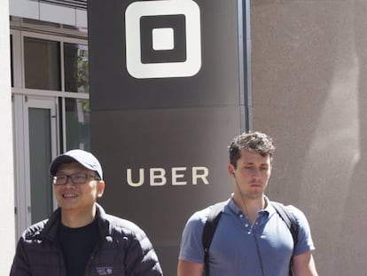Empleados de Uber a la salida de su sede en San Francisco.