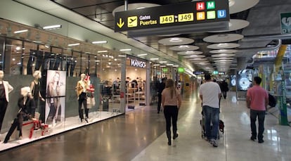 Zona comercial del aeropuerto madrile&ntilde;o de Barajas junto al camino que lleva a los viajeros hacia sus puertas de embarque.