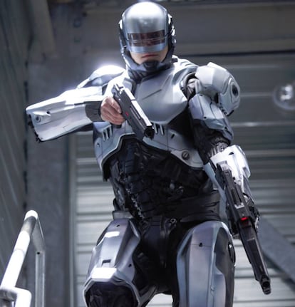 <p>RoboCop es el caso paradigmático en el cine de la tecnología aplicada a la seguridad urbana. En la versión original (1987) y en el <em>remake</em> de 2014, el policía de Detroit Alex Murphy sufre serias heridas en acto de servicio, y se aprovecha su condición crítica para transformarlo en un cíborg policía con aptitudes físicas inauditas y casi desprovisto de emociones humanas. El proyecto original de la empresa que lleva a cabo su operación es en realidad poner robots sin ningún componente humano a patrullar las calles, quedando la seguridad ciudadana bajo su total control. La lucha final enfrenta al todavía humano RoboCop con ED-209, el auténtico robot policía. La película expone el dilema del uso policial o militar de robots armados, <a href="https://elpais.com/tecnologia/2017/08/21/actualidad/1503310591_969485.html">un debate que cobra sentido en la actualidad</a>. Ya existen acercamientos a los robots policías: una empresa española, Pal Robotics, ha fabricado los ejemplares que <a href="https://elpais.com/tecnologia/2017/05/25/actualidad/1495704315_118401.html">ayudan a la policía de Dubái</a> a patrullar centros comerciales y puntos turísticos. Pueden advertir delitos y grabar vídeos, recibir denuncias y contactar con policías humanos. De momento, no van armados.</p>