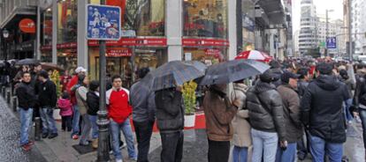 Colas en la Gran Vía de Madrid ayer por la mañana para comprar lotería de Navidad.