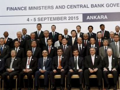 Foto de familia de los ministros de finanzas y gobernadores de bancos centrales en la reunión del G20.
