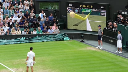 Novak Djokovic mira el ojo de halcón durante su partido de semifinales de individuales masculinos contra Jannik Sinner durante el duodécimo día de The Championships Wimbledon 2023.