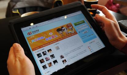 Un usuario consulta la web de la red social Weibo en una tableta.