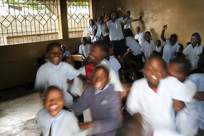 Agitación ante la cámara en una de las escuelas de Mafalala. La enseñanza primaria y secundaria llegó al suburbio tras la consecución de la independencia de Mozambique