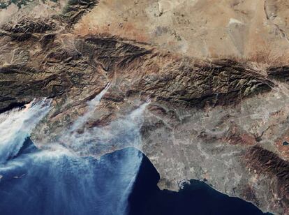 Llamas y humo en Los Ángeles. Fotografía tomada por el satélite Sentinel 2 el 5 de diciembre de 2017.