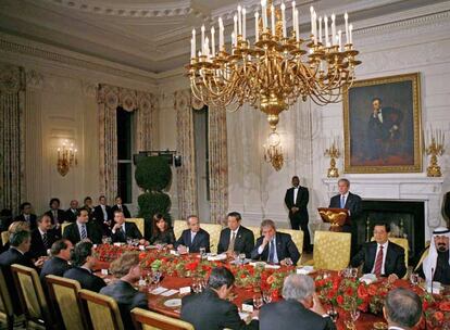 Los jefes de Estado o de Gobierno del G-20 escuchan el discurso del presidente de Estados Unidos, George W. Bush, durante la cena organizada esta noche en la Casa Blanca, previa a las sesiones plenarias de mañana.