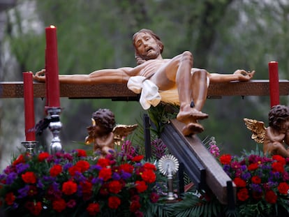 Un momento de la procesión del Cristo del Camino, este lunes en la parroquia Nuestra Señora de las Delicias, en Madrid.