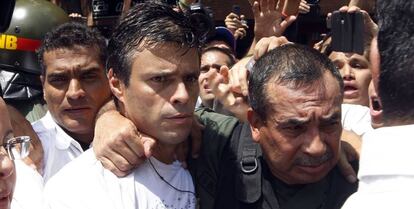 Leopoldo López (centro) en el momento de entregarse a las autoridades venezolanas el 18 de febrero de 2014.