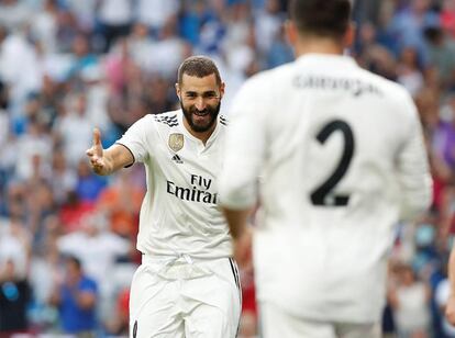 Benzema celebra su gol al Milan en el trofeo Santiago Bernabéu .