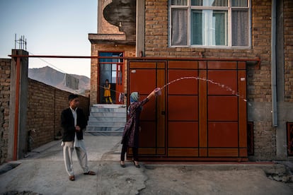 Una familia despide el 1 de junio pasado en Kabul a los que parten, derramando agua para que su camino sea luminoso y vuelvan pronto.