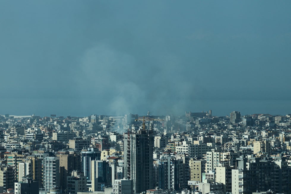 Una columna de humo se levanta tras un ataque israelí contra el sur de la capital libanesa, Beirut, este sábado.