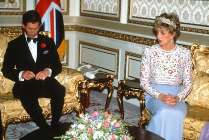 Em 1992, os príncipes anunciaram sua separação. O Palácio de Buckingham tornou isso público em 8 de dezembro, e então foi relatado que Diana permaneceria no Palácio de Kensington e Charles se mudaria para Clarence House, que 30 anos depois continua sendo sua residência em Londres. Na foto, os Príncipes de Gales em sua última turnê oficial juntos, em um banquete de estado em sua homenagem em Seul, Coreia do Sul, em novembro de 1992.