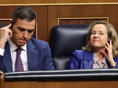 Sánchez y Calviño, el pasado día 16 en el Congreso, durante la sesión de investidura del primero.