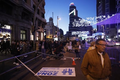 El segundo se inicia a las 17.00 del viernes 16 de diciembre y dura hasta las 22.00 del domingo 18. En la imagen, personas pasean por la calzada de la Gran Via, en Madrid.