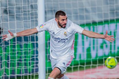 Benzema celebra el segundo gol del Madrid.