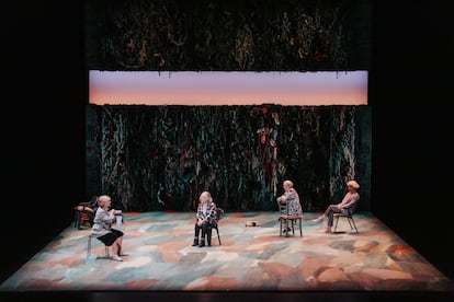 Una escena de 'Escaped Alone', de Caryl Churchill, en el Teatro Lliure de Barcelona.