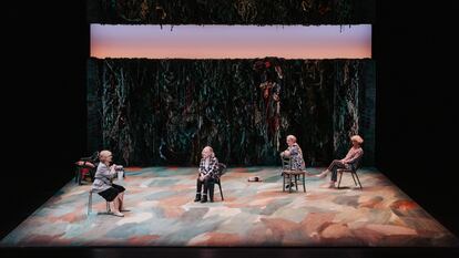 Una escena de 'Escaped Alone', de Caryl Churchill, en el Teatro Lliure de Barcelona.