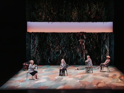 Una escena de 'Escaped Alone', de Caryl Churchill, en el Teatro Lliure de Barcelona.