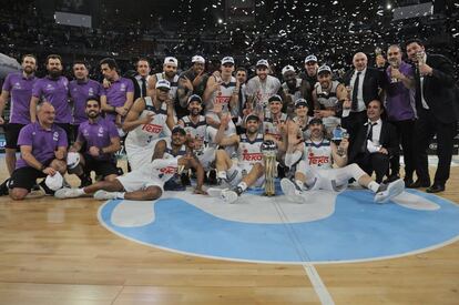 Jugadores y equipo técnico del Real Madrid con los trofeos.