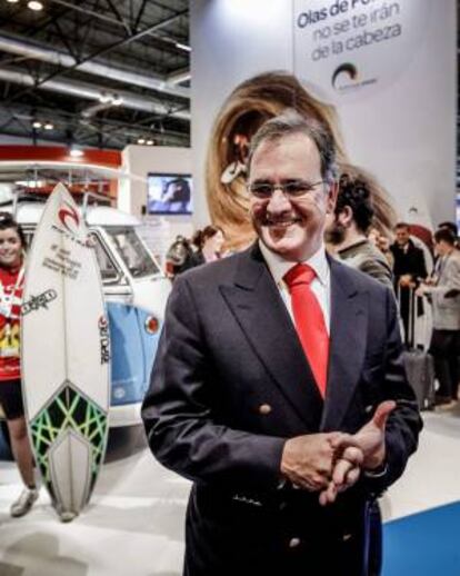 El ministro de Economía de Portugal, António Pires de Lima, visita el stand de su país en la Feria Internacional de Turismo (FITUR). EFE/Archivo