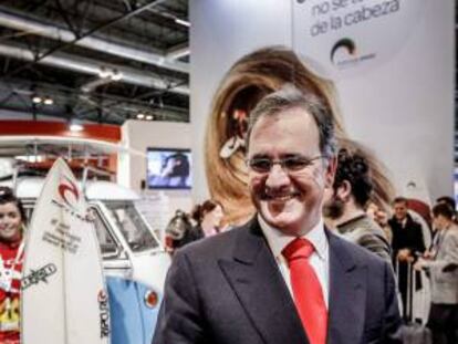 El ministro de Economía de Portugal, António Pires de Lima, visita el stand de su país en la Feria Internacional de Turismo (FITUR). EFE/Archivo