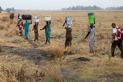 Algunas mujeres llevan equipamiento médico para clínicas móviles de Médicos sin Fronteras cerca de Thaker (Sudán del Sur).
