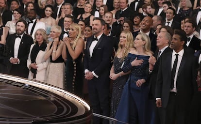 Ben Affleck, en el centro, y su hermano Casey, a la izquierda de la imagen con otros actores durante la ceremonia de los Oscar de 2016,