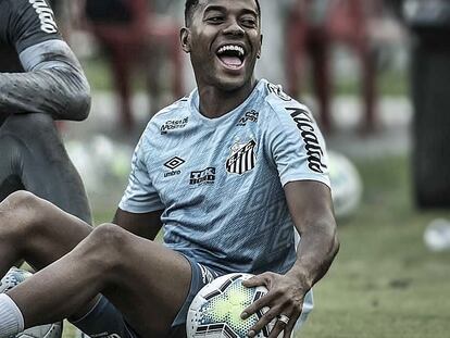 Robinho treina com o time do Santos.