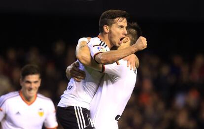 Piatti celebra su gol abrazando a Negredo.