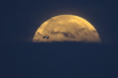 El espectáculo doble comenzó a las 04.45, hora de México y Colombia, y alcanzó su punto máximo a las 06.11, cuando los observadores pudieron ver una Luna llena completamente roja durante 15 minutos. En la imagen, la superluna vista desde Santa Mónica, EE UU.