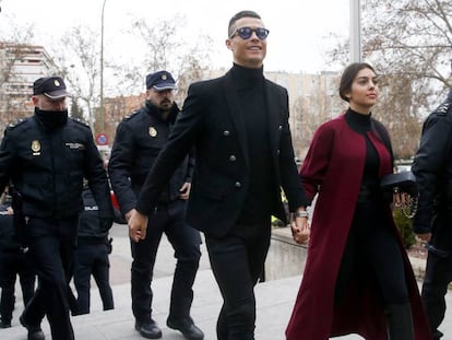 Cristiano Ronaldo e sua mulher, Georgina Rodríguez, em sua chegada ao tribunal.