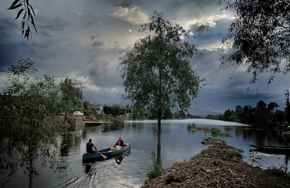 Una pareja rema en los canales Xochimilco bajo una tormenta al sur de Ciudad de México.