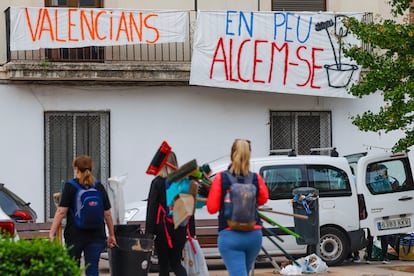 Una pancarta con un fragmento del himno valenciano 'Valencians, en peu alcem se' (Despertemos valencianos) cuelga de un balcón en Valencia, el 3 de noviembre. 