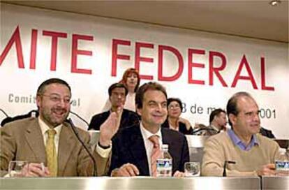 José Blanco, José Luis Rodríguez Zapatero y Manuel Chaves, ayer, en el Comité Federal del PSOE.