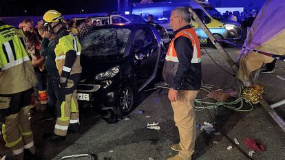 El vehículo y equipos de emergencia, poco después del atropello de anoche en San Miguel de Deiro.