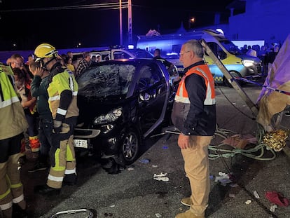 El vehículo y equipos de emergencia, poco después del atropello de anoche en San Miguel de Deiro.