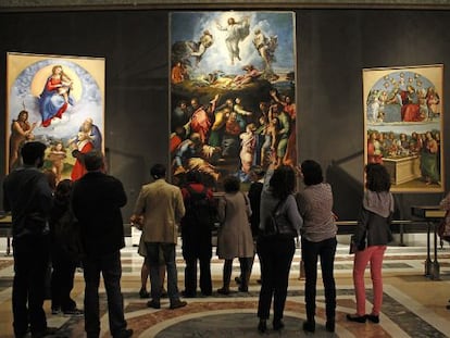 Un grupo de personas contempla la &#039;La Transfiguraci&oacute;n&#039;, de Rafael