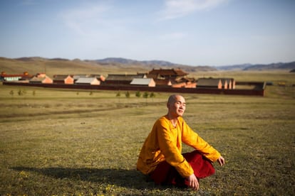 Lobsang Tayang , um dos monges que se encarrega de instruir aos mais jovens, se senta ao sol em frente ao mosteiro de Amarbayasgalant, em Baruunburen (Mongólia).