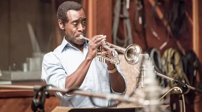 Fotograma de 'Miles Ahead', donde el actor Don Cheadle interpreta al artista Miles Davis.