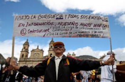Un grupo de personas protesta en apoyo al paro nacional agrario en Bogotá (Colombia).