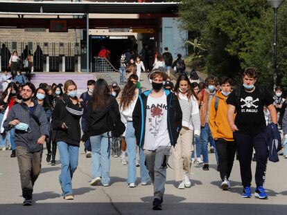 Estudiantes en el campus de Bellaterra de la Universidad Autónoma de Barcelona, a finales de octubre.