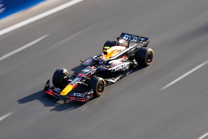 El piloto de Red Bull Sergio Pérez de México durante una práctica del Gran Premio de Fórmula Uno en Bakú, Azerbaiyán, el viernes 13 de septiembre de 2024.