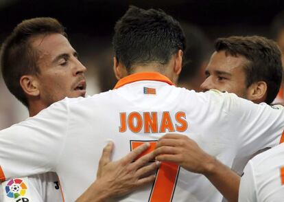 Jonas celebra su tanto con Pereira y Bernat.  