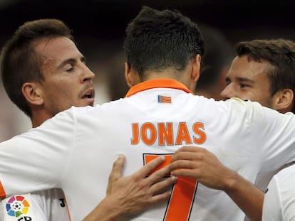 Jonas celebra su tanto con Pereira y Bernat.  