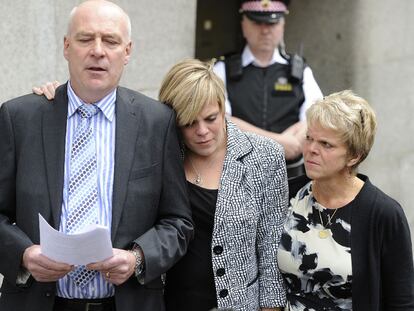 Los padres y hermana (centro) de la niña Milly Dowler, el pasado junio en Londres.