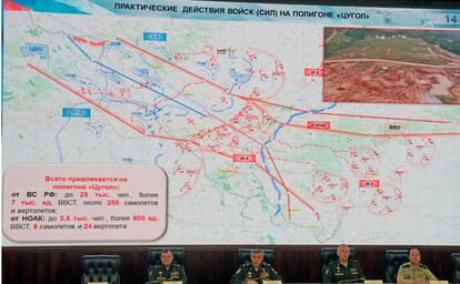 El jefe del Estado Mayor de las Fuerzas Armadas, Valery Gerasimov, informa sobre las maniobras.