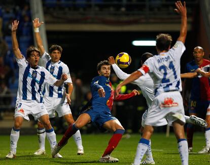 A pesar de que tenía contrato firmado hasta 2024, Piqué ha preferido abandonar el fútbol después de un inicio de temporada en que ha sido relegado a la suplencia y ha recibido incluso algunos pitos de la hinchada del Camp Nou. En la fotografía, Gerard Piqué (en el centro) disputa un balón al Recreativo de Huelva, en el estadio Colombino, en Huelva, en 2008.