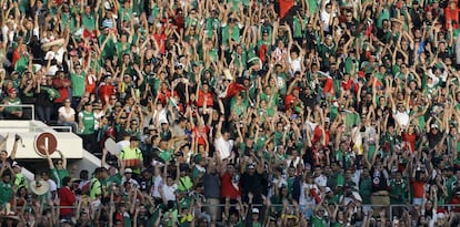 Aficionados mexicanos durante un partido contra Jamaica.